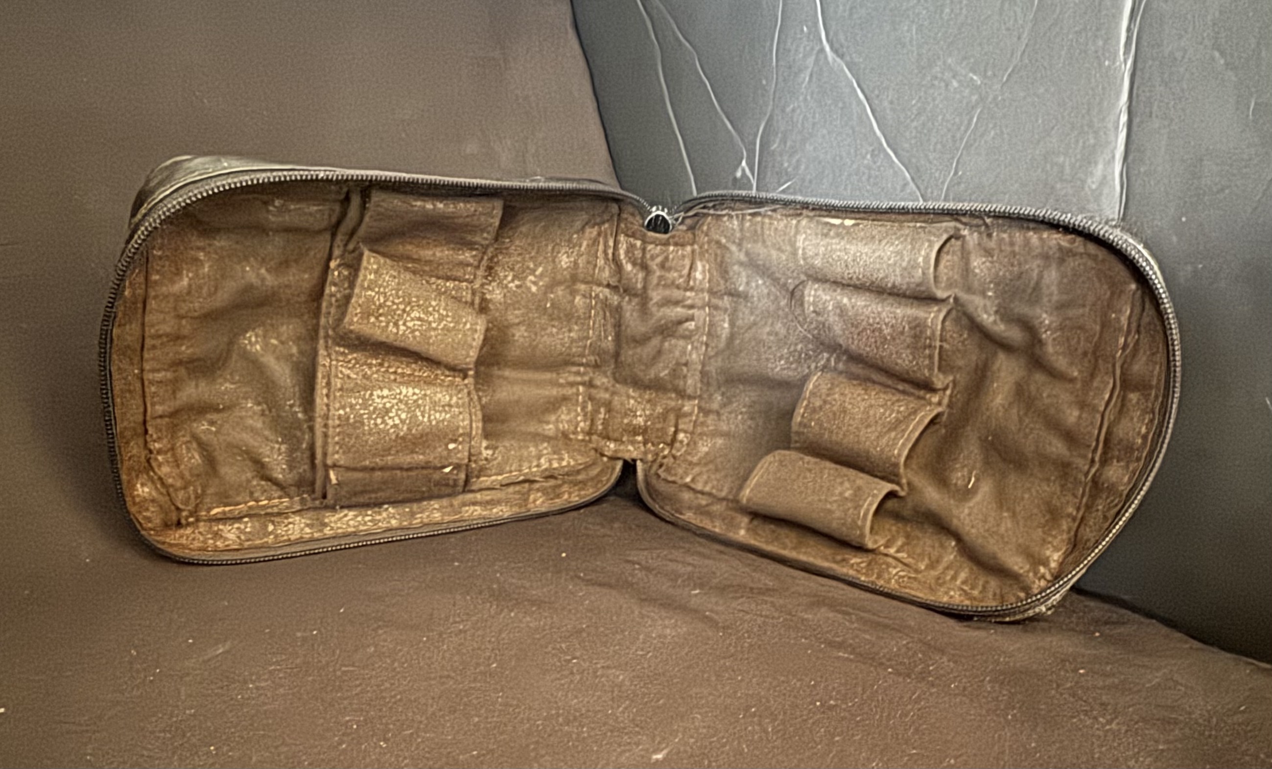 Black Leather 4-Pipe Case, Four Felt-Like Pipe Loops and Room for Accessories and a Tobacco Tin, Pre-Owned 3