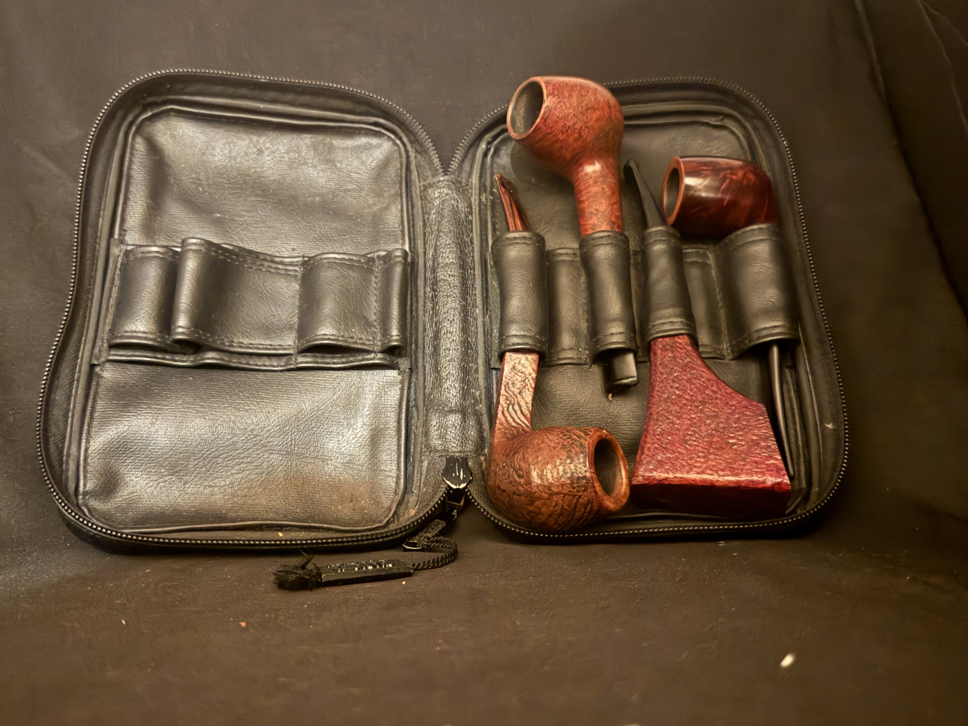 Charlotta München Black Leather Pipe Bag for 4 Pipes, Tobacco Tin and Cleaner 2
