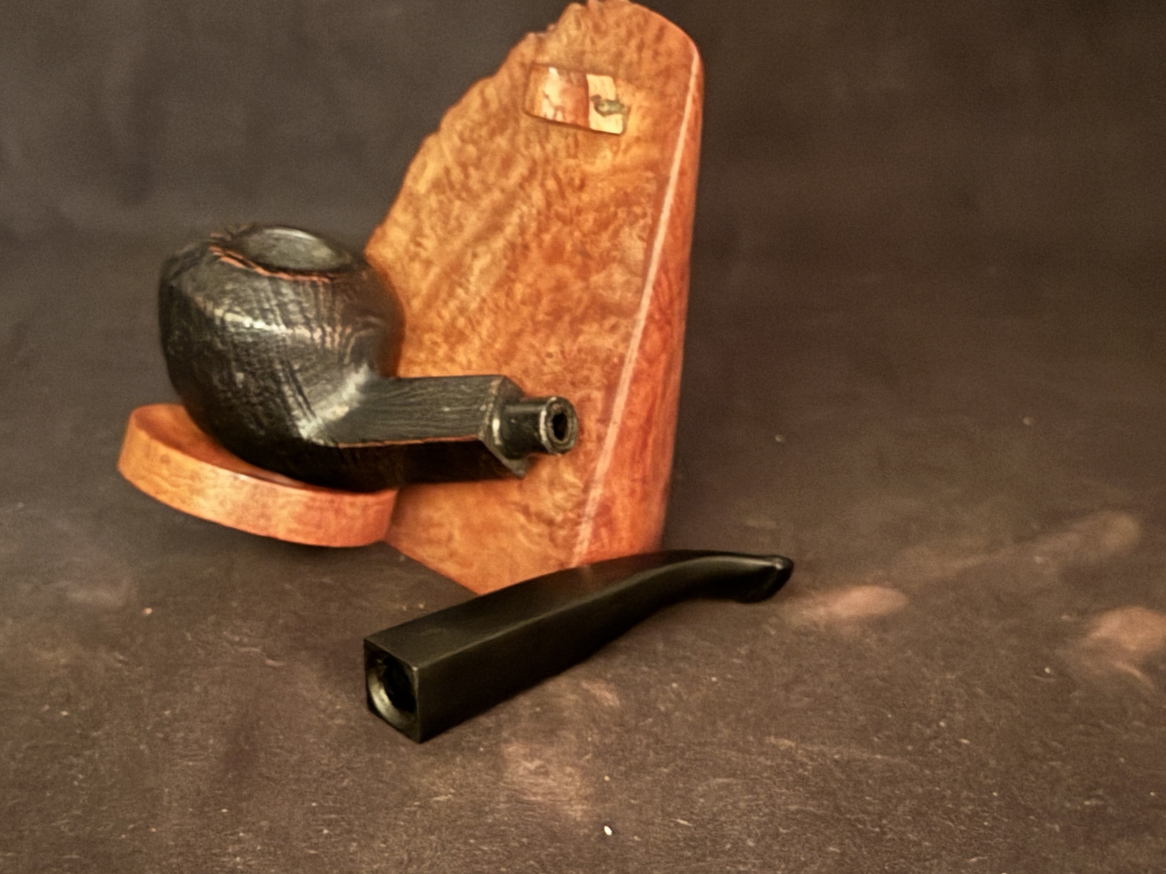 Denicotea Polo 63 Sandblast Bent Bulldog Estate Pipe - Diamond Stem, 9mm Filter, Fishtail Bit 9