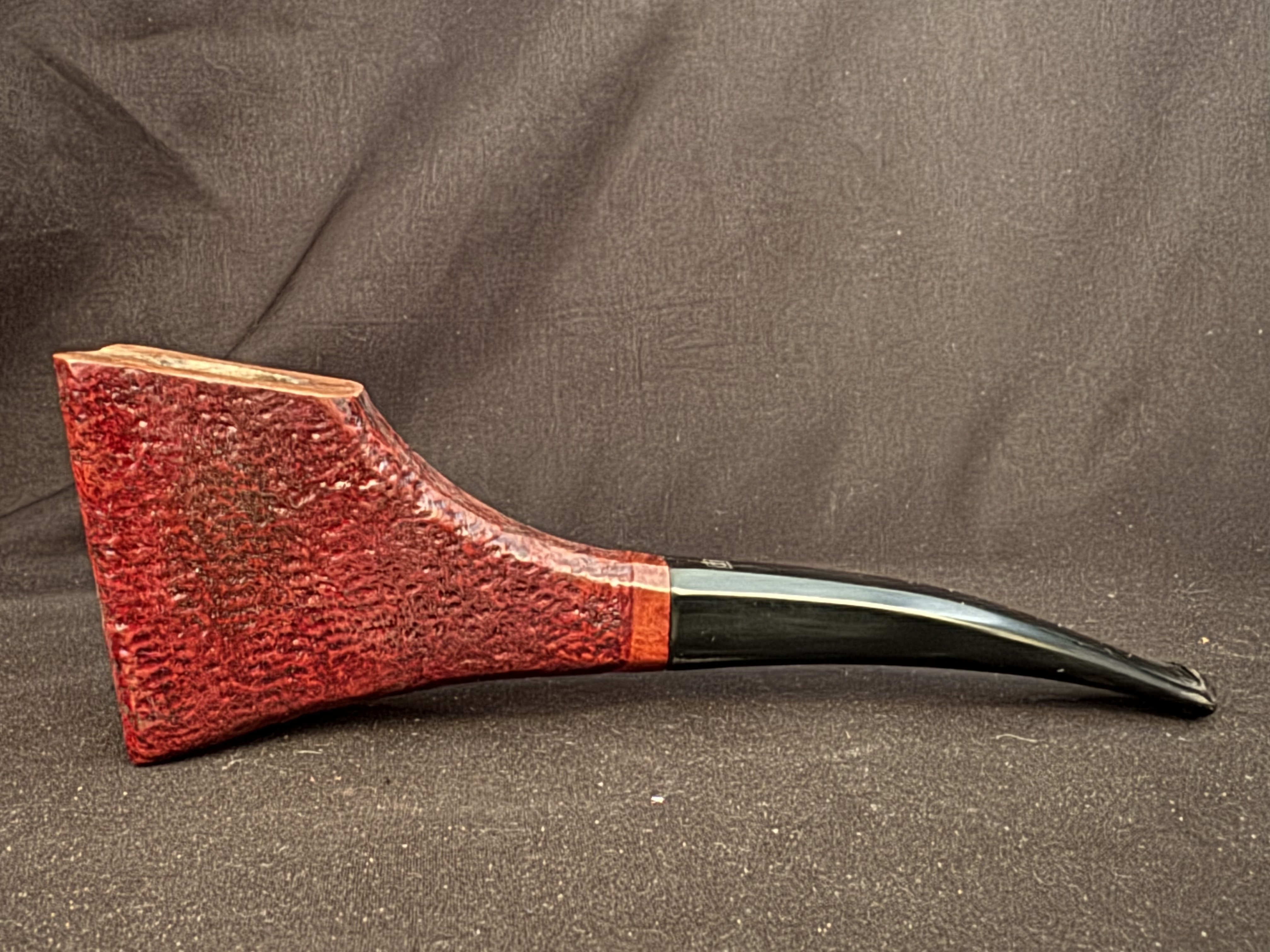 Design Berlin Swing Sandblast Paneled Freehand Sitter Pipe, 9mm Filter, Fishtail