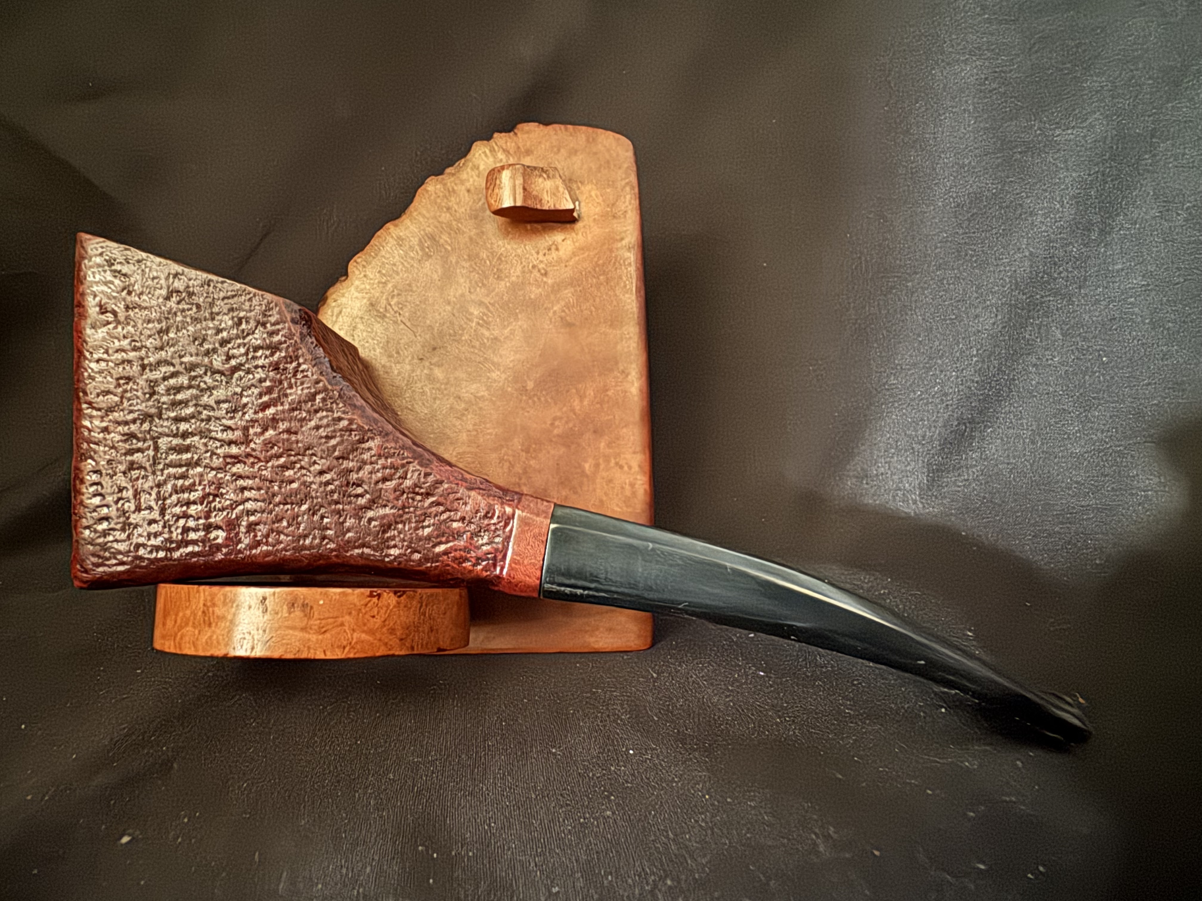 Design Berlin Swing Sandblast Paneled Freehand Sitter Pipe, 9mm Filter, Fishtail 8