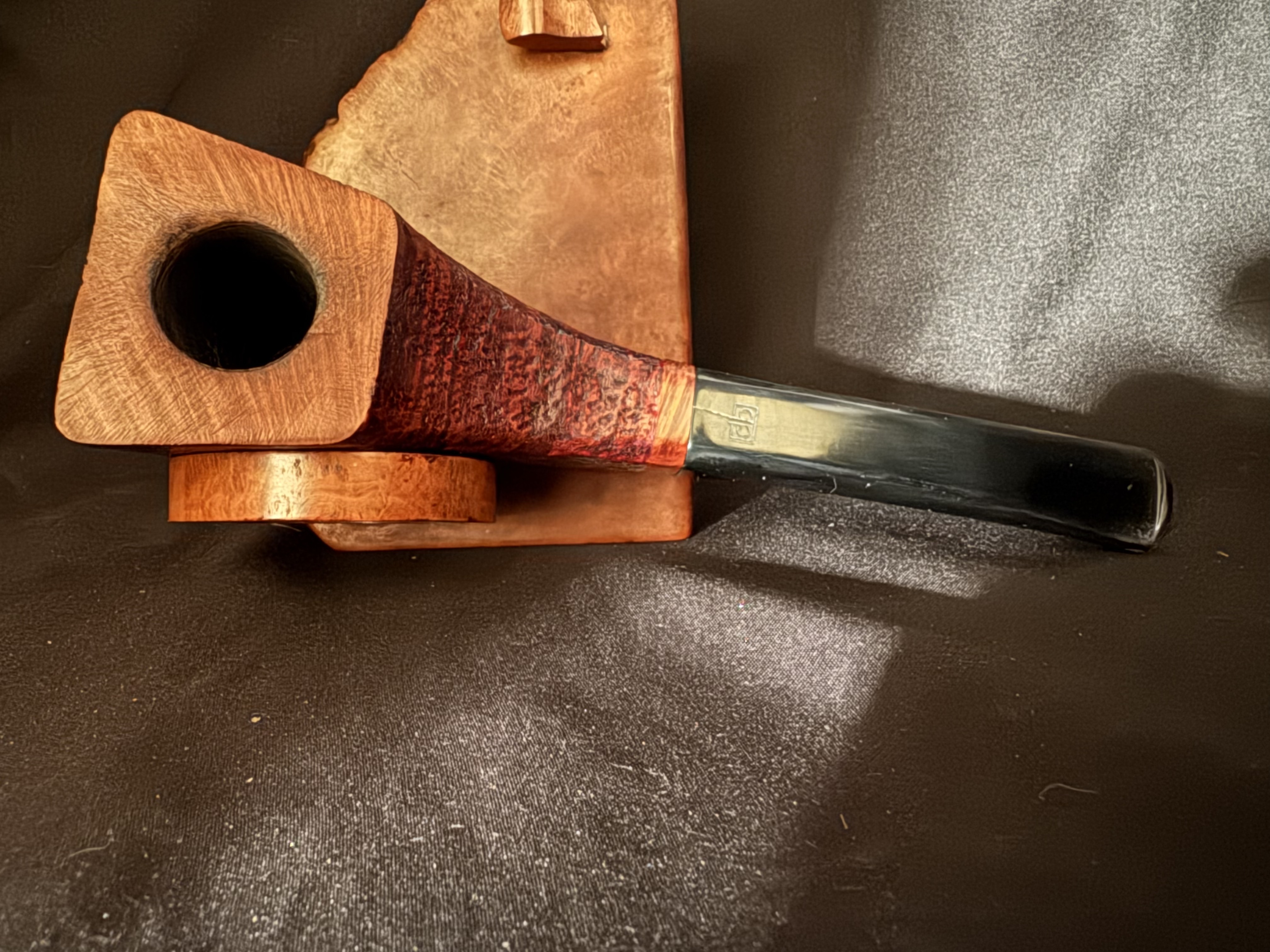 Design Berlin Swing Sandblast Paneled Freehand Sitter Pipe, 9mm Filter, Fishtail 10