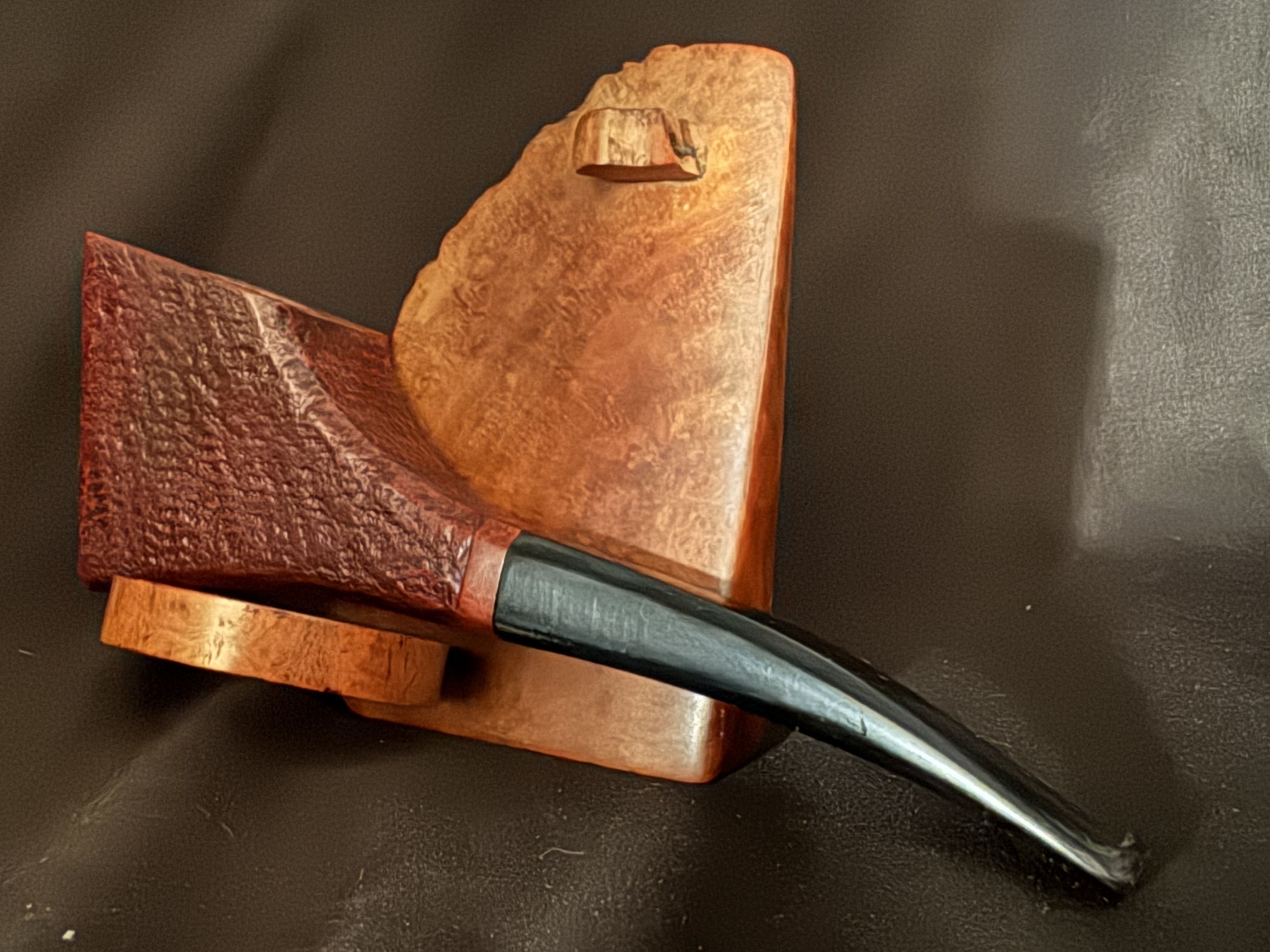 Design Berlin Swing Sandblast Paneled Freehand Sitter Pipe, 9mm Filter, Fishtail 14