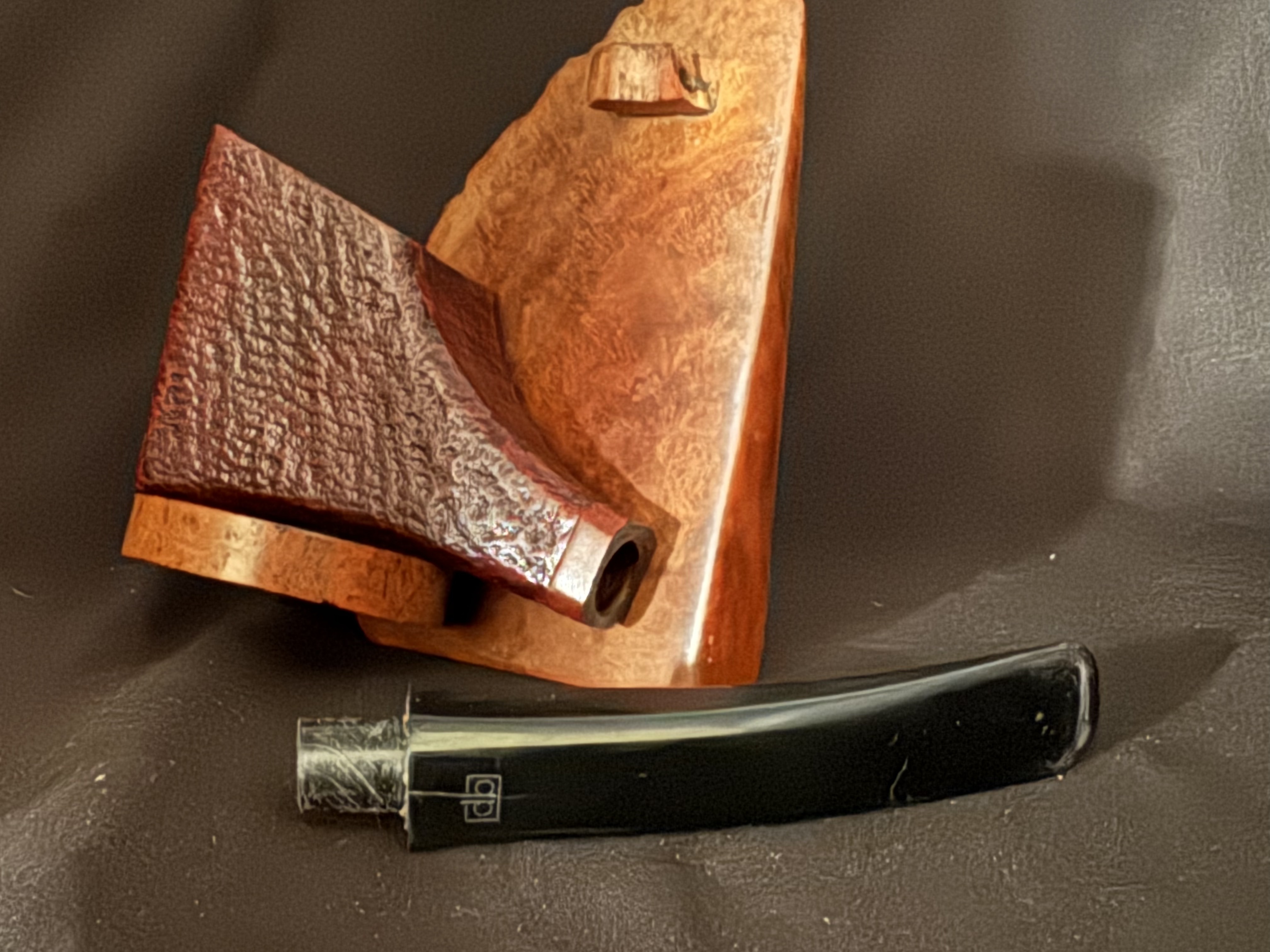 Design Berlin Swing Sandblast Paneled Freehand Sitter Pipe, 9mm Filter, Fishtail 15