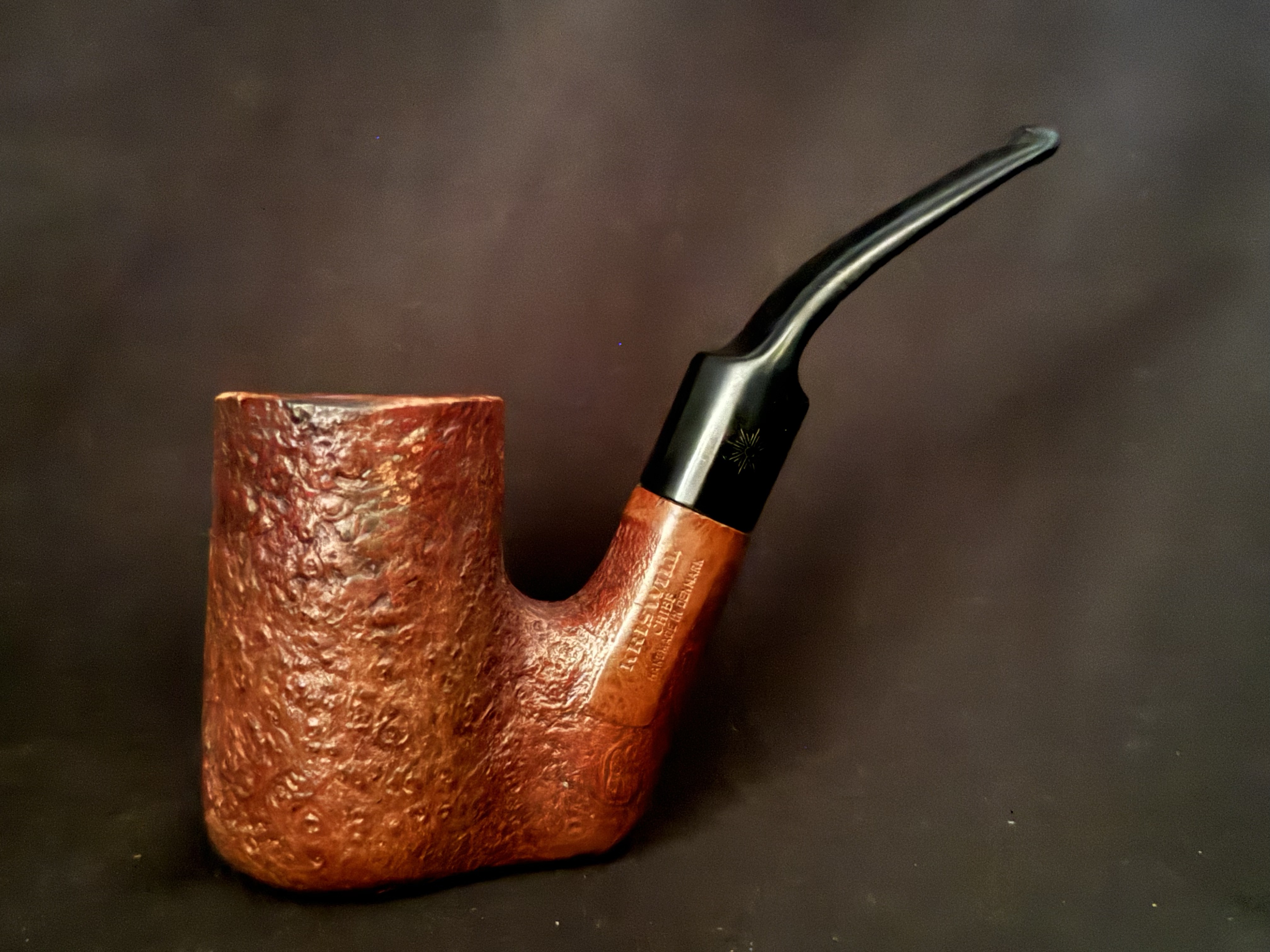 Kriswill Chief 1850 Sandblast Sitter Pipe, Bent Vulcanite Saddle Stem, Denmark