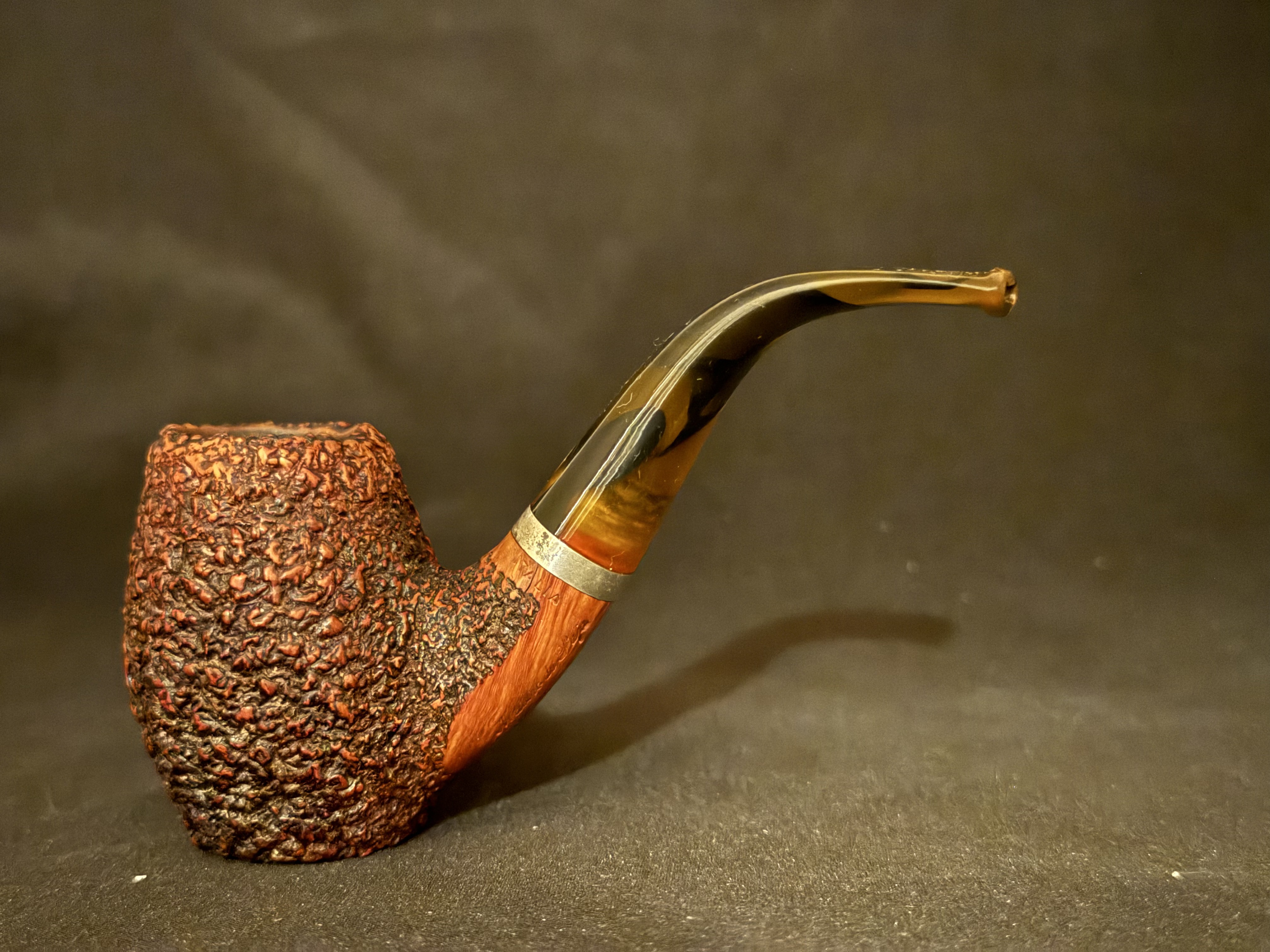 Mastro de Paja 0B Fatta a Mano Pesaro Bent Barrel Sitter Pipe, Rock-Like Sandblast, Acrylic Fishtail Stem, 9mm Filter
