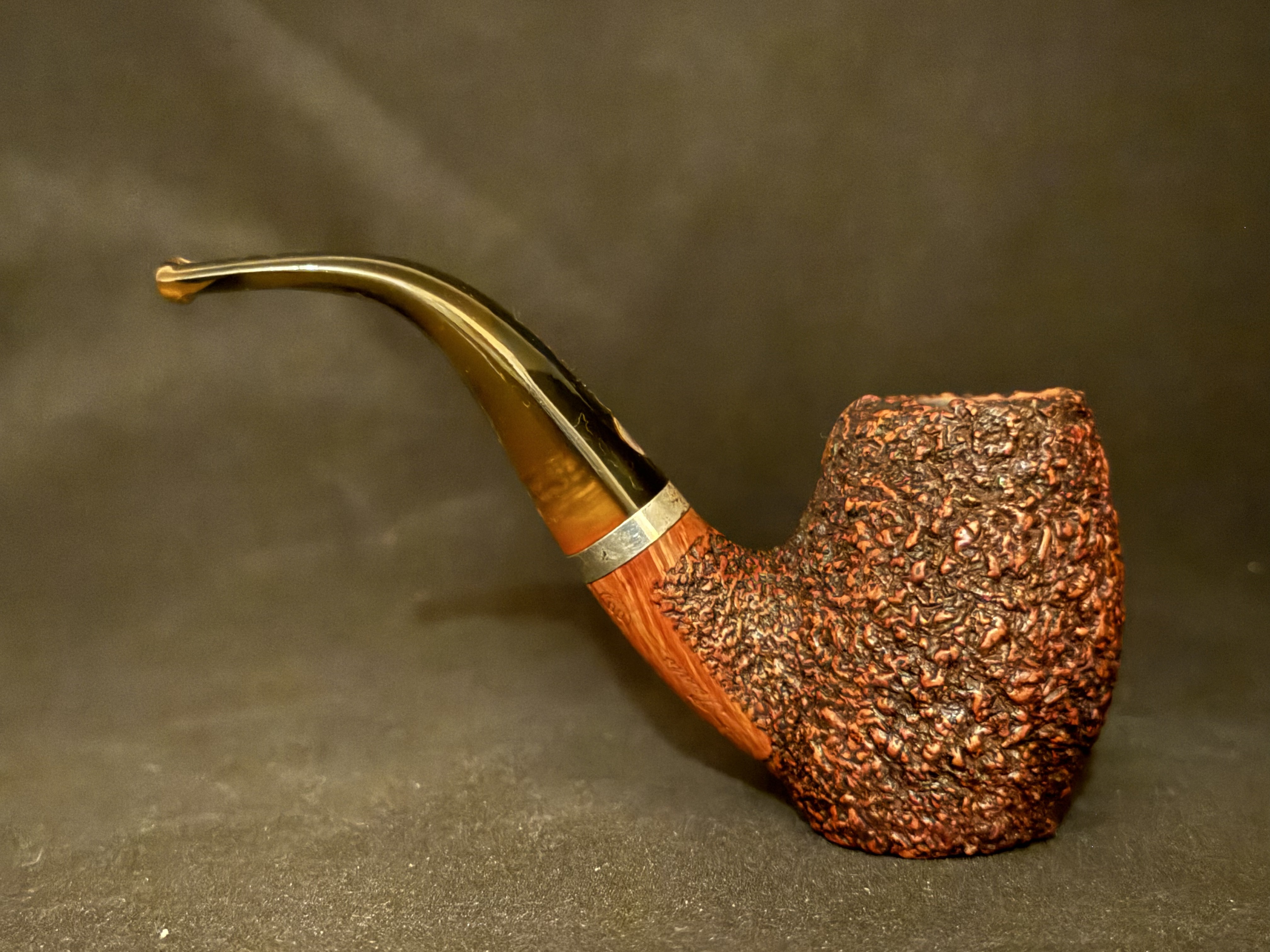 Mastro de Paja 0B Fatta a Mano Pesaro Bent Barrel Sitter Pipe, Rock-Like Sandblast, Acrylic Fishtail Stem, 9mm Filter 2