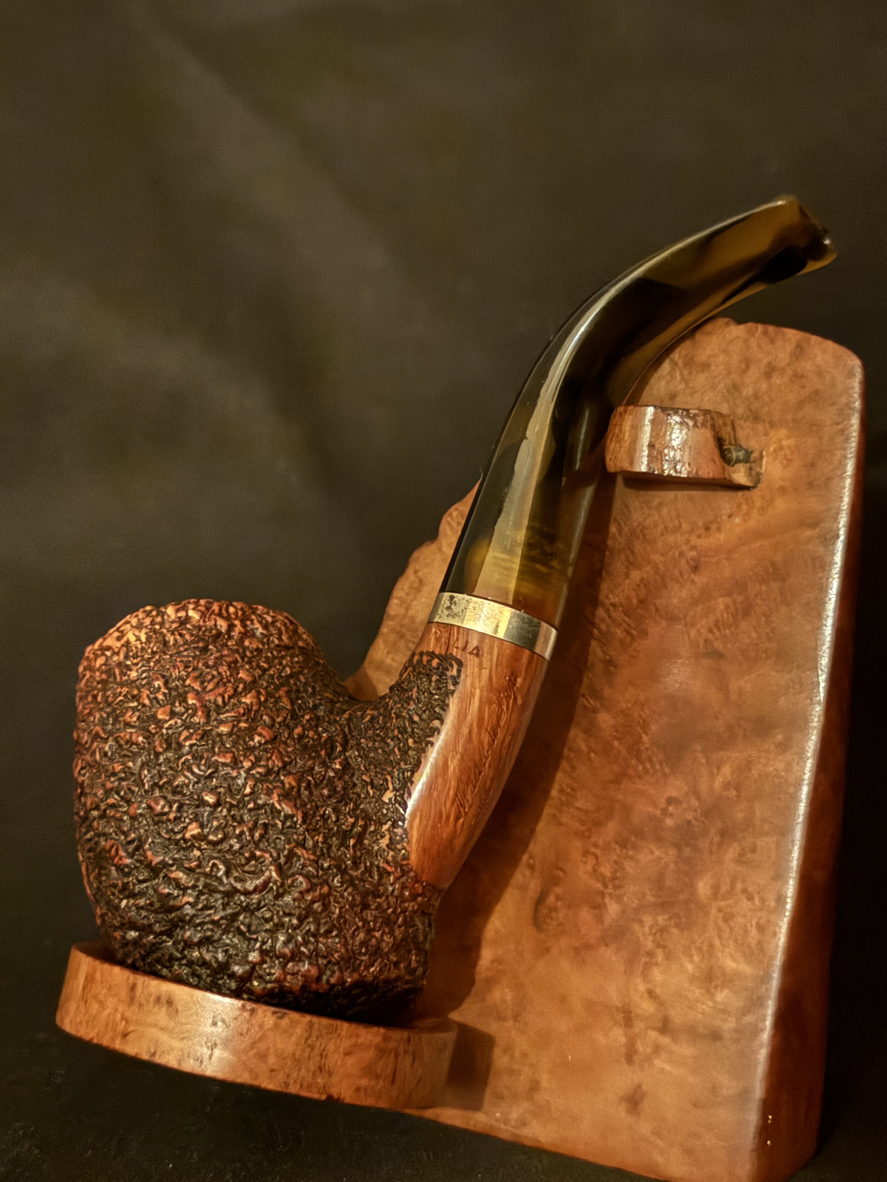 Mastro de Paja 0B Fatta a Mano Pesaro Bent Barrel Sitter Pipe, Rock-Like Sandblast, Acrylic Fishtail Stem, 9mm Filter 3