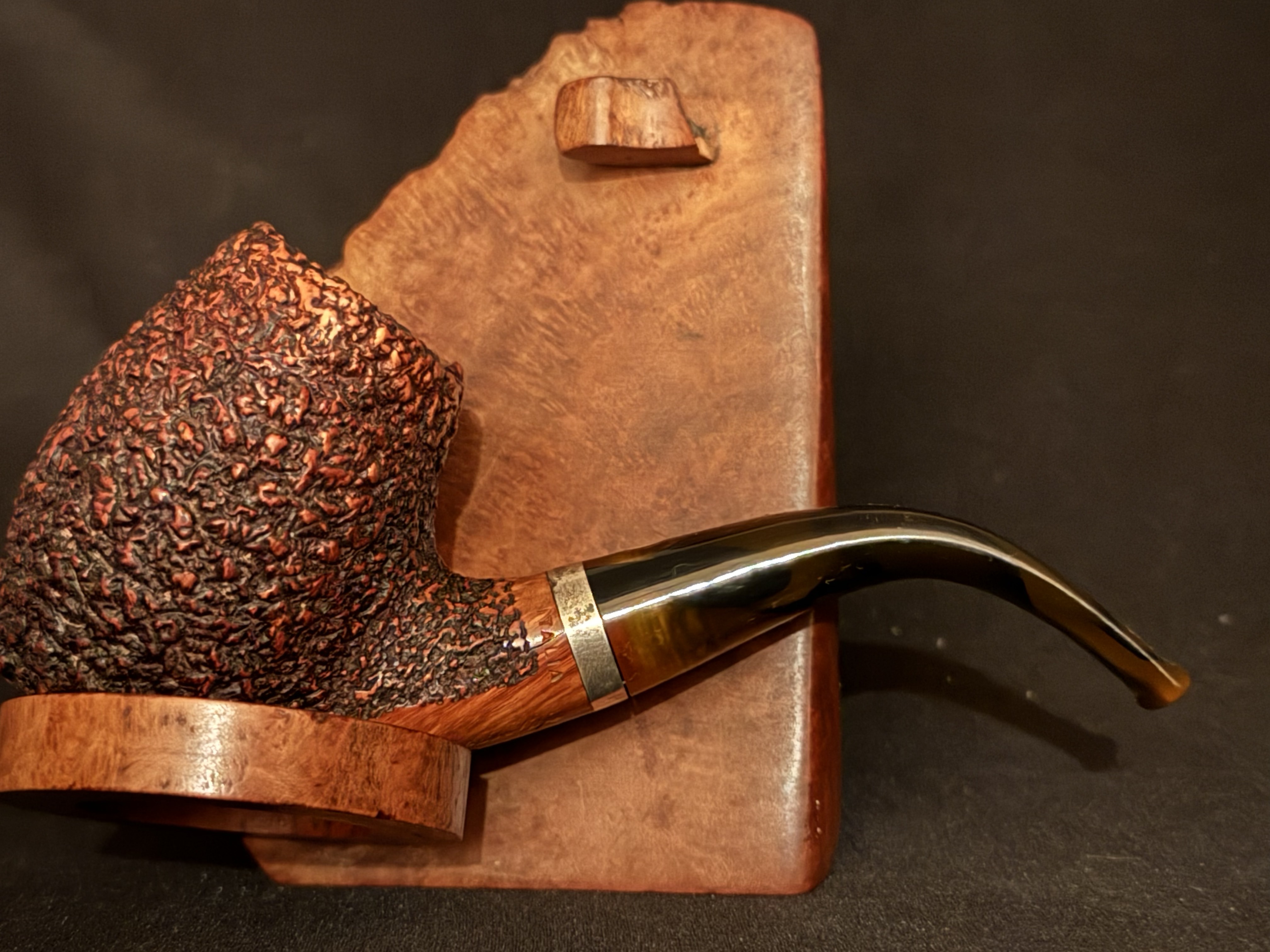 Mastro de Paja 0B Fatta a Mano Pesaro Bent Barrel Sitter Pipe, Rock-Like Sandblast, Acrylic Fishtail Stem, 9mm Filter 5