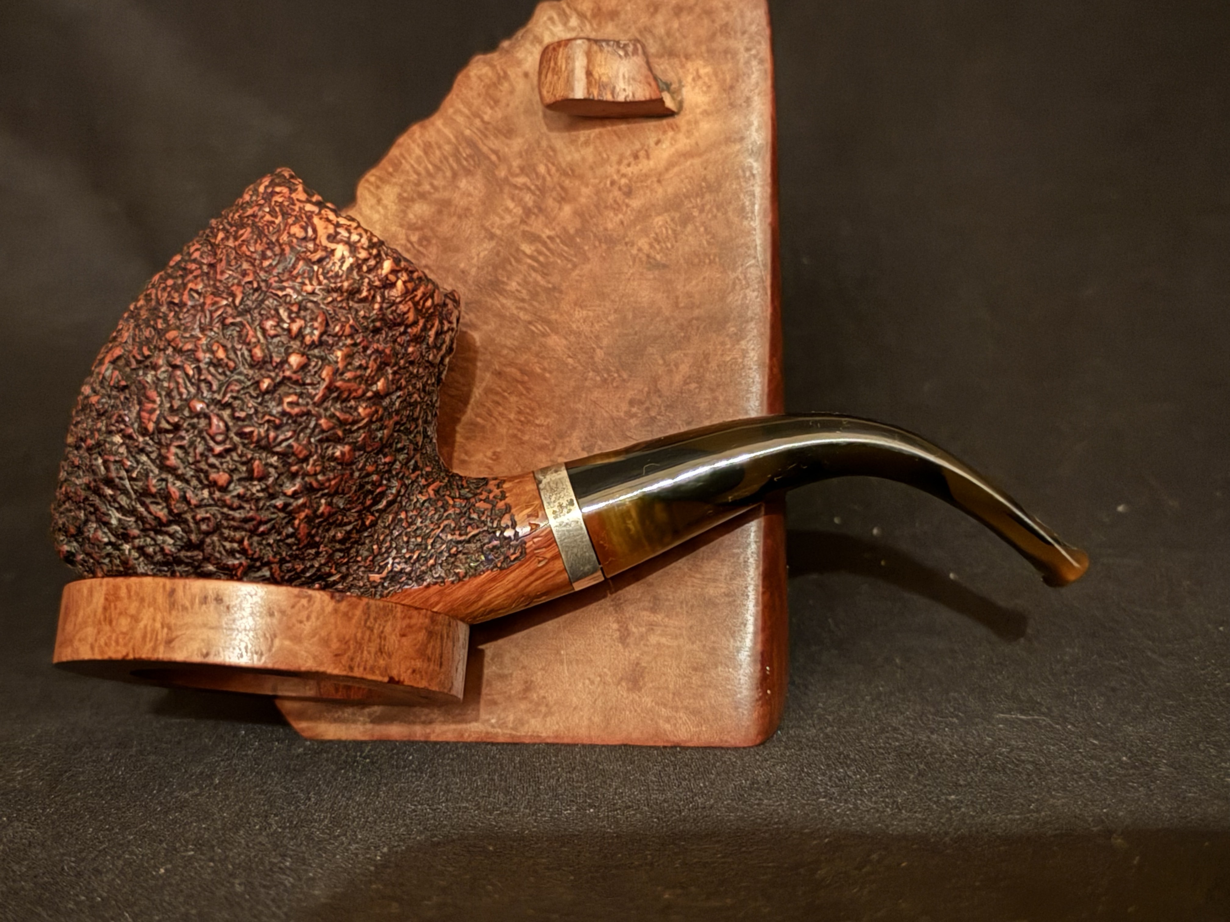 Mastro de Paja 0B Fatta a Mano Pesaro Bent Barrel Sitter Pipe, Rock-Like Sandblast, Acrylic Fishtail Stem, 9mm Filter 6