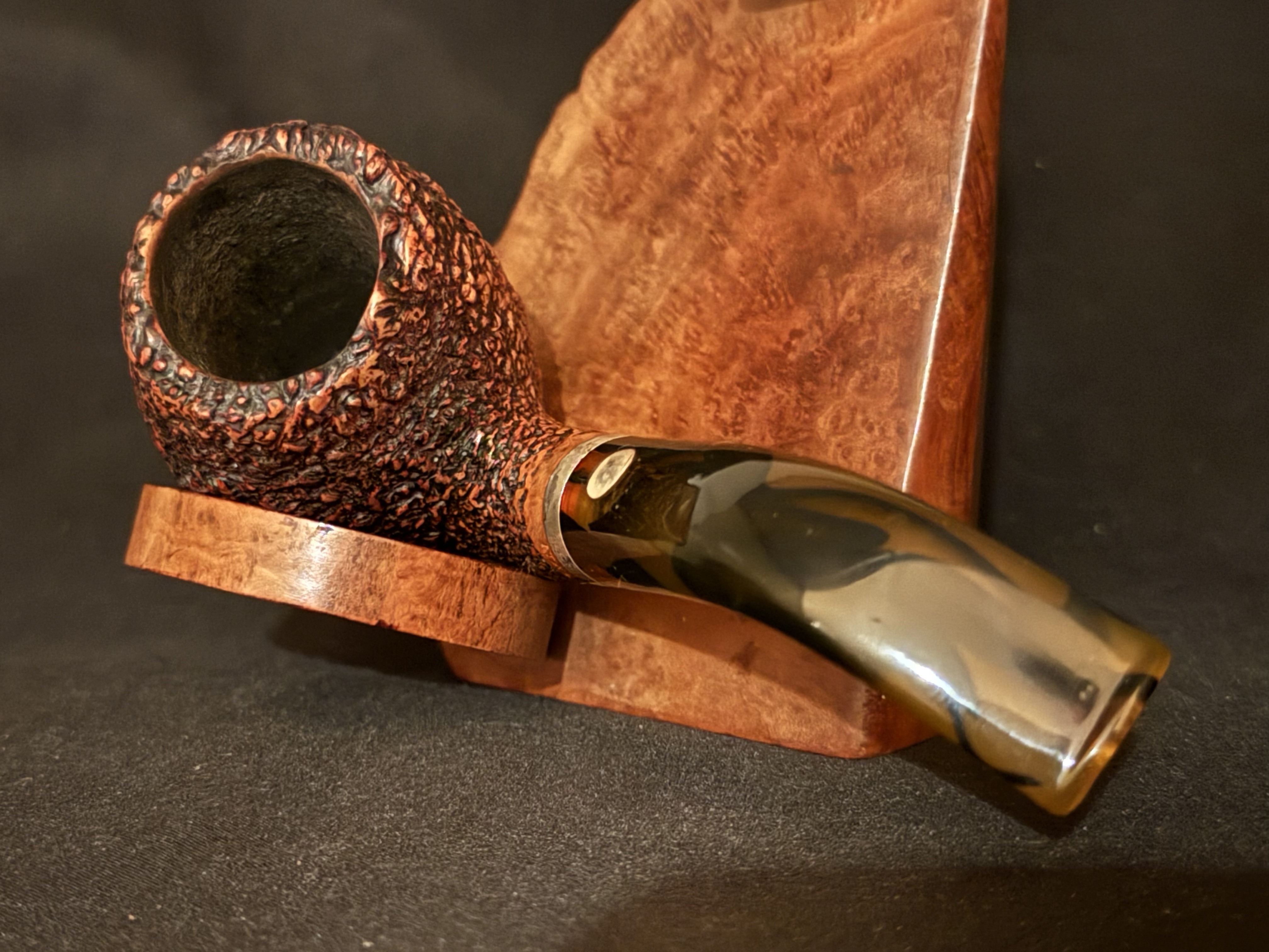 Mastro de Paja 0B Fatta a Mano Pesaro Bent Barrel Sitter Pipe, Rock-Like Sandblast, Acrylic Fishtail Stem, 9mm Filter 9