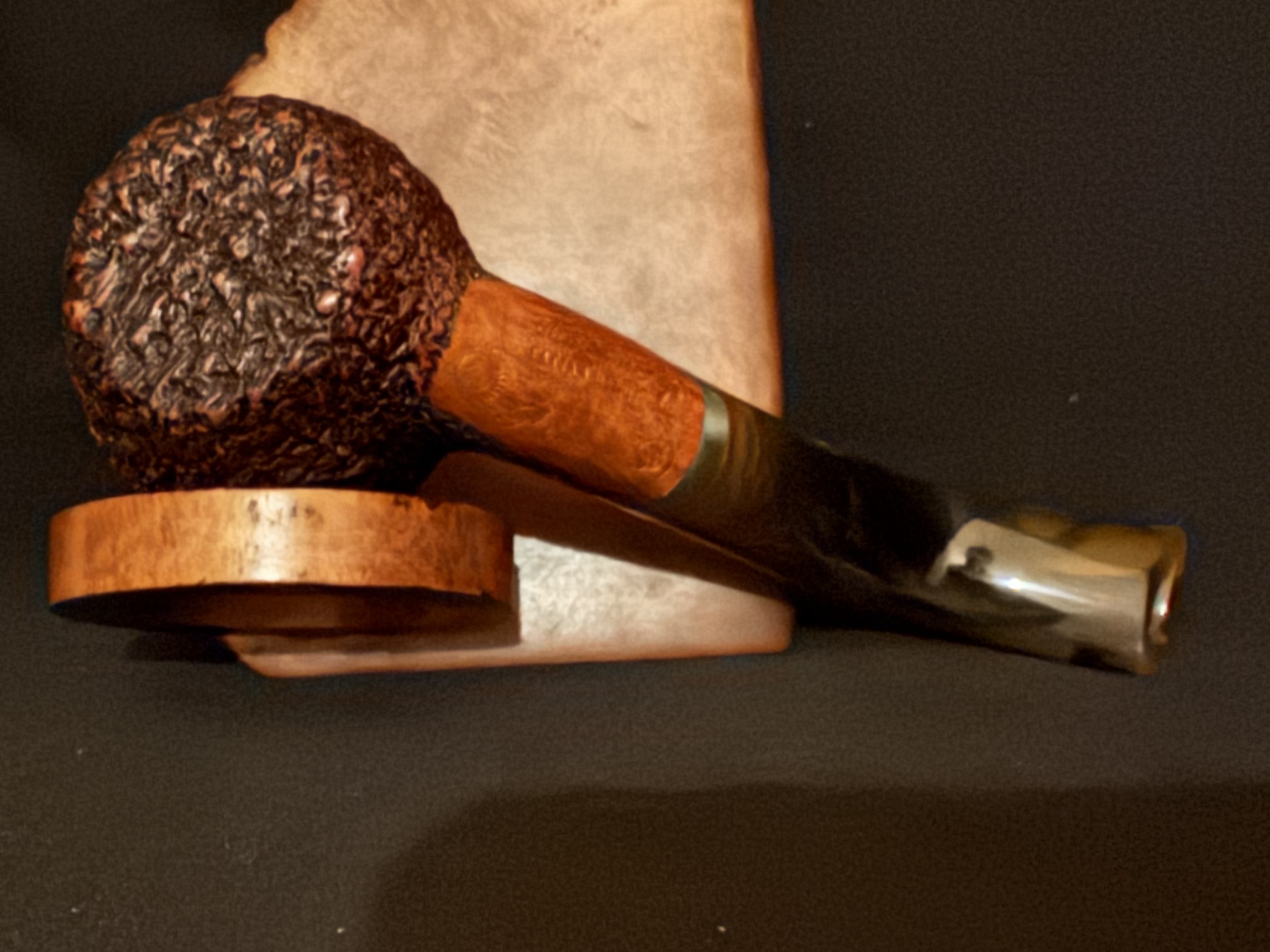 Mastro de Paja 0B Fatta a Mano Pesaro Bent Barrel Sitter Pipe, Rock-Like Sandblast, Acrylic Fishtail Stem, 9mm Filter 10