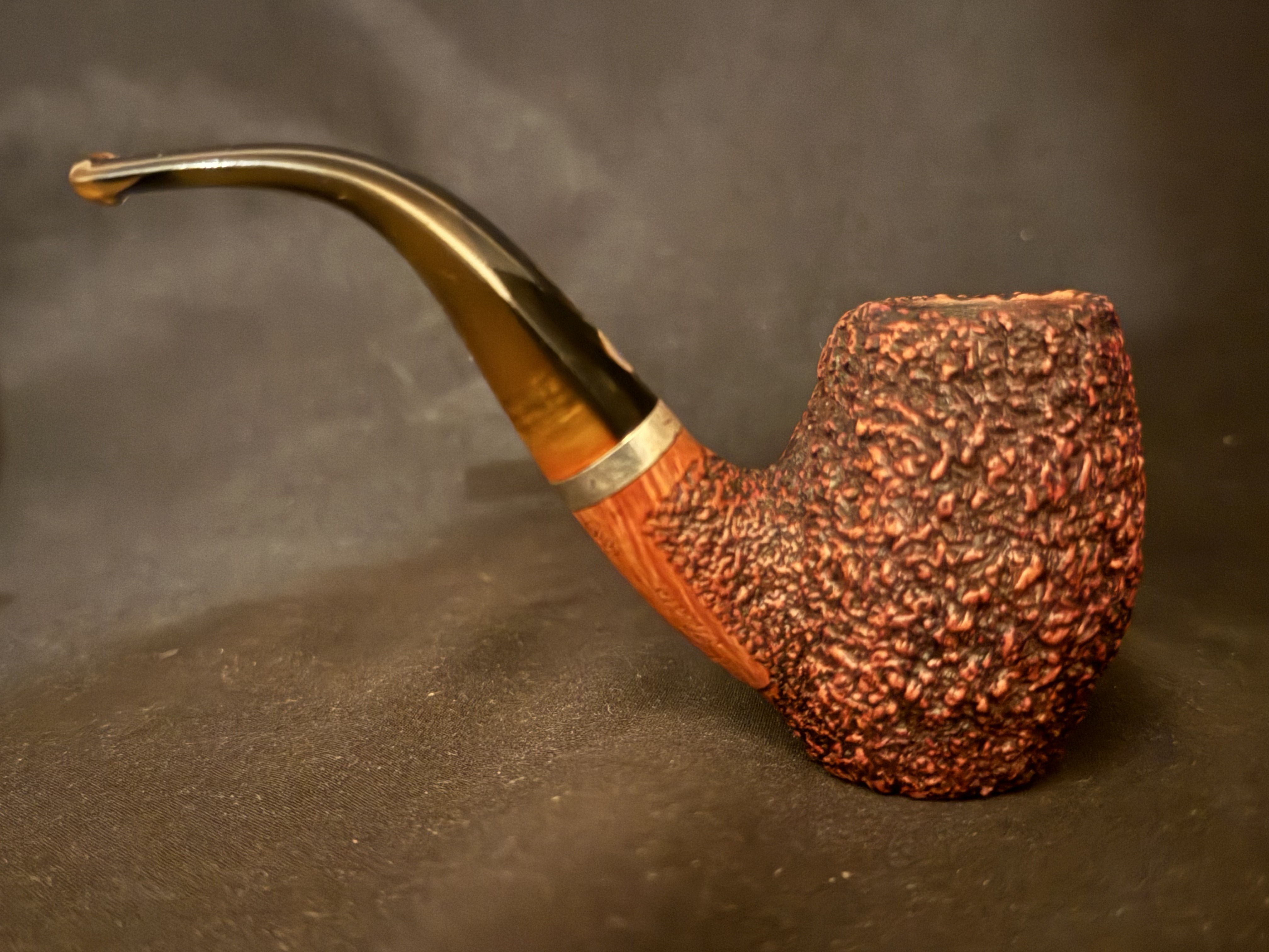 Mastro de Paja 0B Fatta a Mano Pesaro Bent Barrel Sitter Pipe, Rock-Like Sandblast, Acrylic Fishtail Stem, 9mm Filter 11