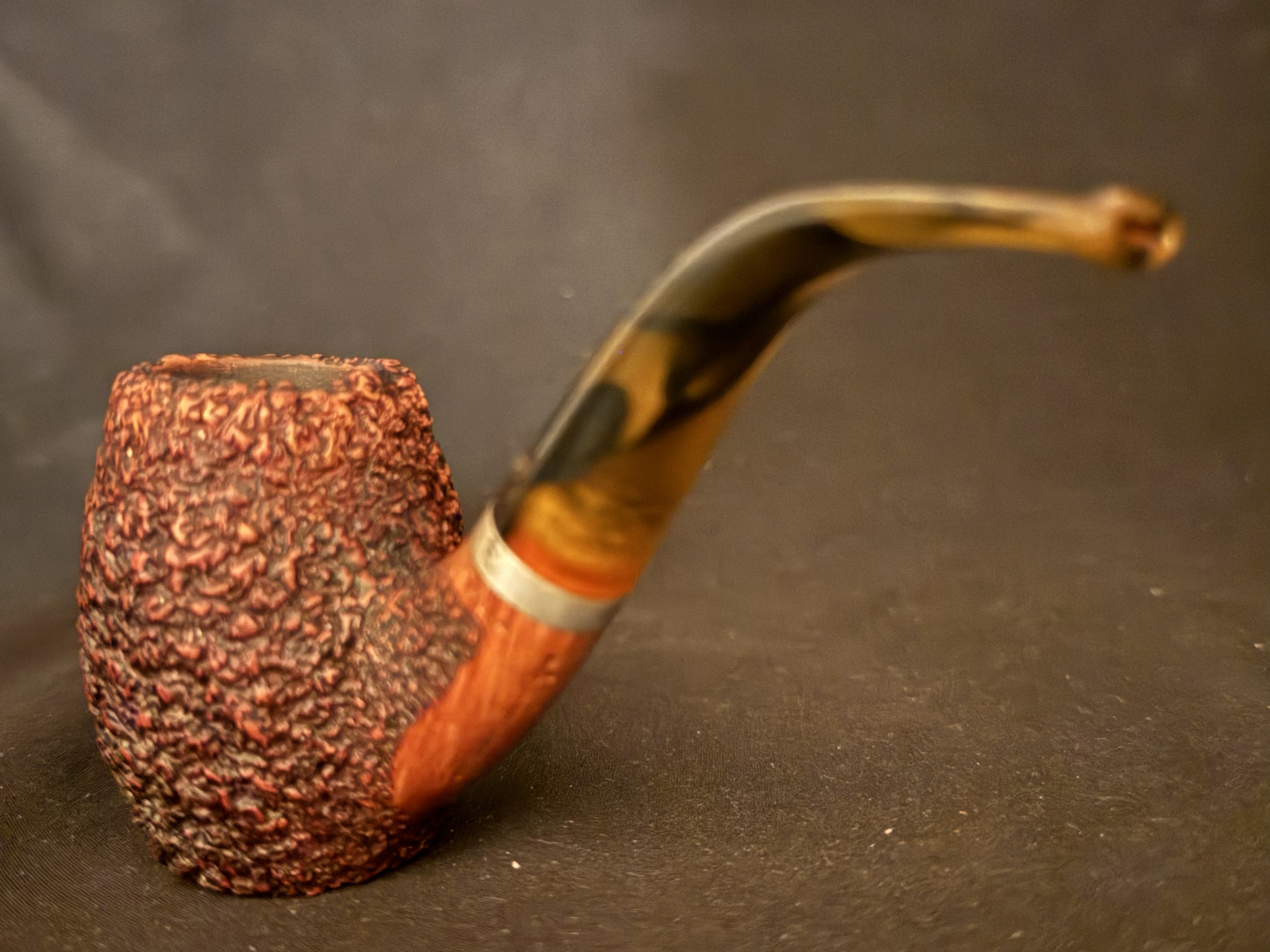 Mastro de Paja 0B Fatta a Mano Pesaro Bent Barrel Sitter Pipe, Rock-Like Sandblast, Acrylic Fishtail Stem, 9mm Filter 12