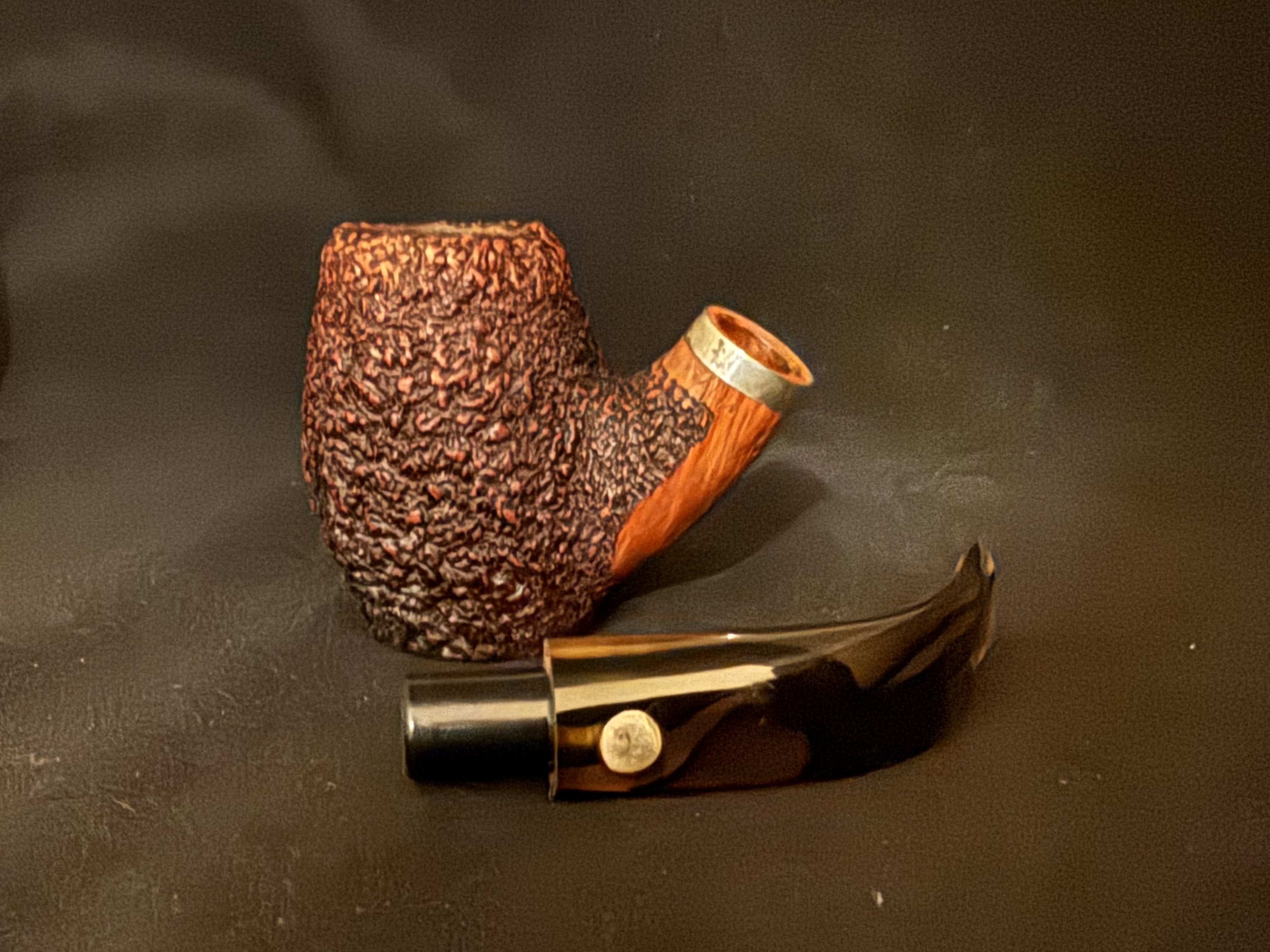 Mastro de Paja 0B Fatta a Mano Pesaro Bent Barrel Sitter Pipe, Rock-Like Sandblast, Acrylic Fishtail Stem, 9mm Filter 13