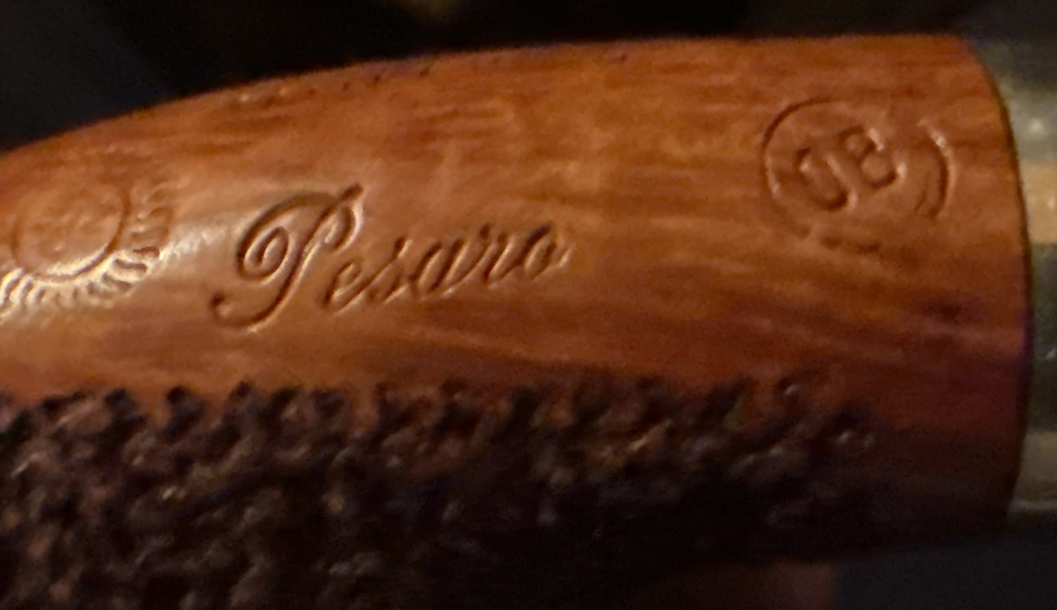 Mastro de Paja 0B Fatta a Mano Pesaro Bent Barrel Sitter Pipe, Rock-Like Sandblast, Acrylic Fishtail Stem, 9mm Filter 16