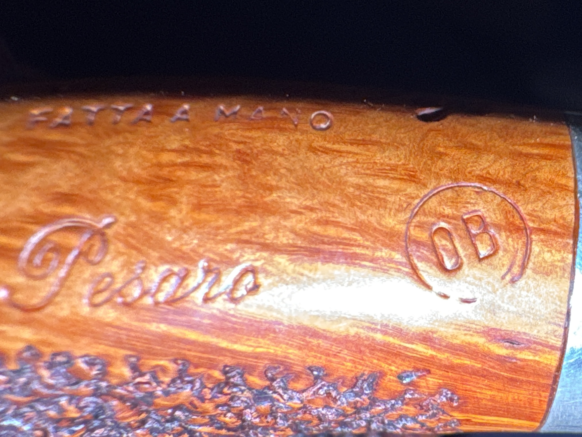 Mastro de Paja 0B Fatta a Mano Pesaro Bent Barrel Sitter Pipe, Rock-Like Sandblast, Acrylic Fishtail Stem, 9mm Filter 18