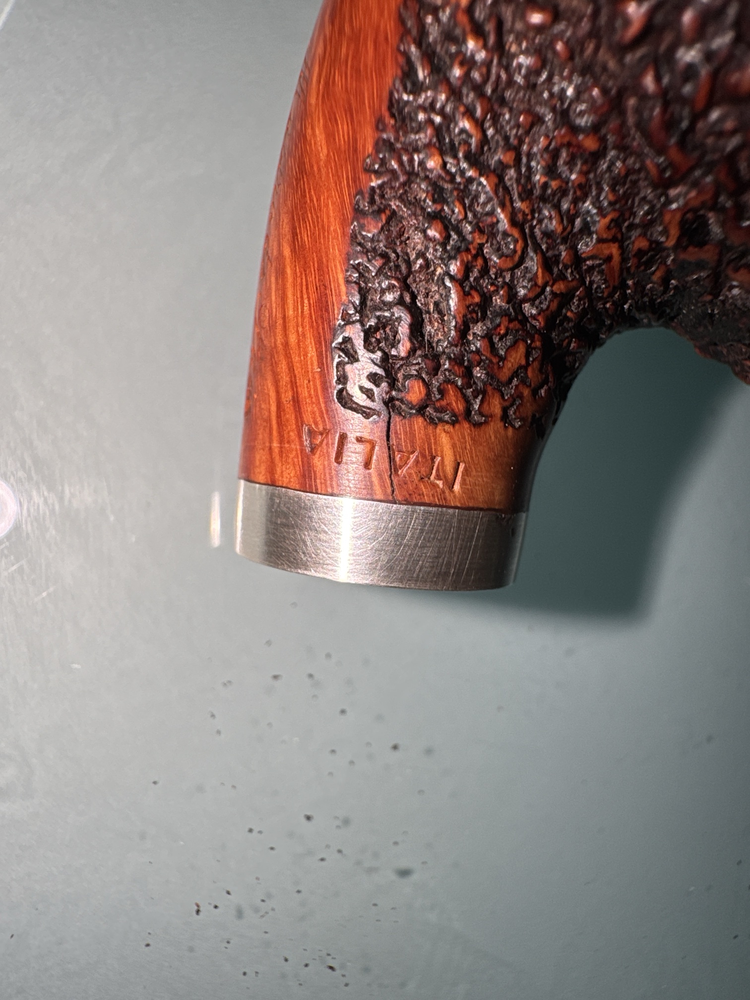 Mastro de Paja 0B Fatta a Mano Pesaro Bent Barrel Sitter Pipe, Rock-Like Sandblast, Acrylic Fishtail Stem, 9mm Filter 20