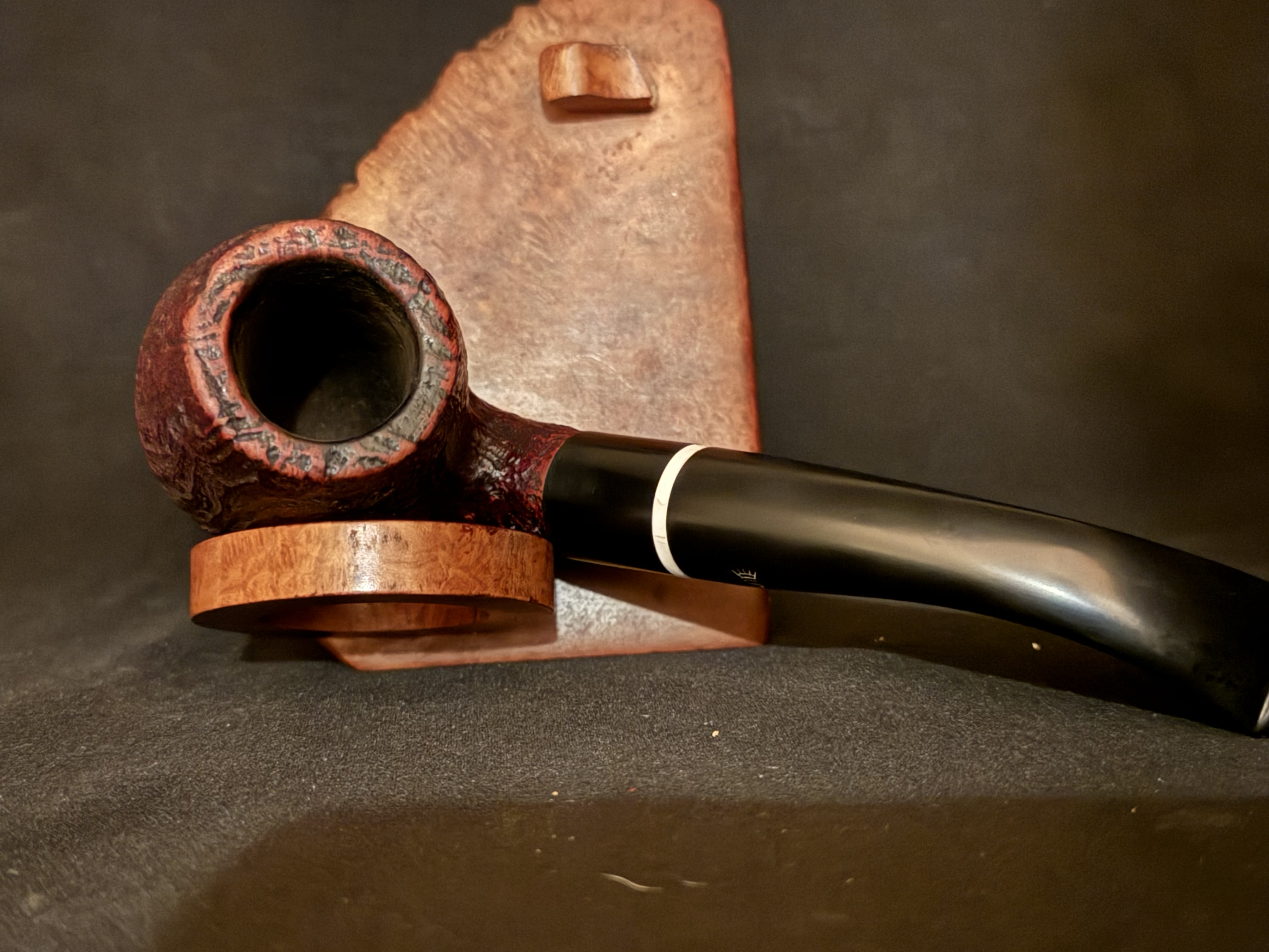 Stanwell Rouge 160 Sandblasted Bent Billiard Pipe, Made in Denmark, Tapered Vulcanite Fishtail Stem, White Acrylic Band, 9mm Filter 5