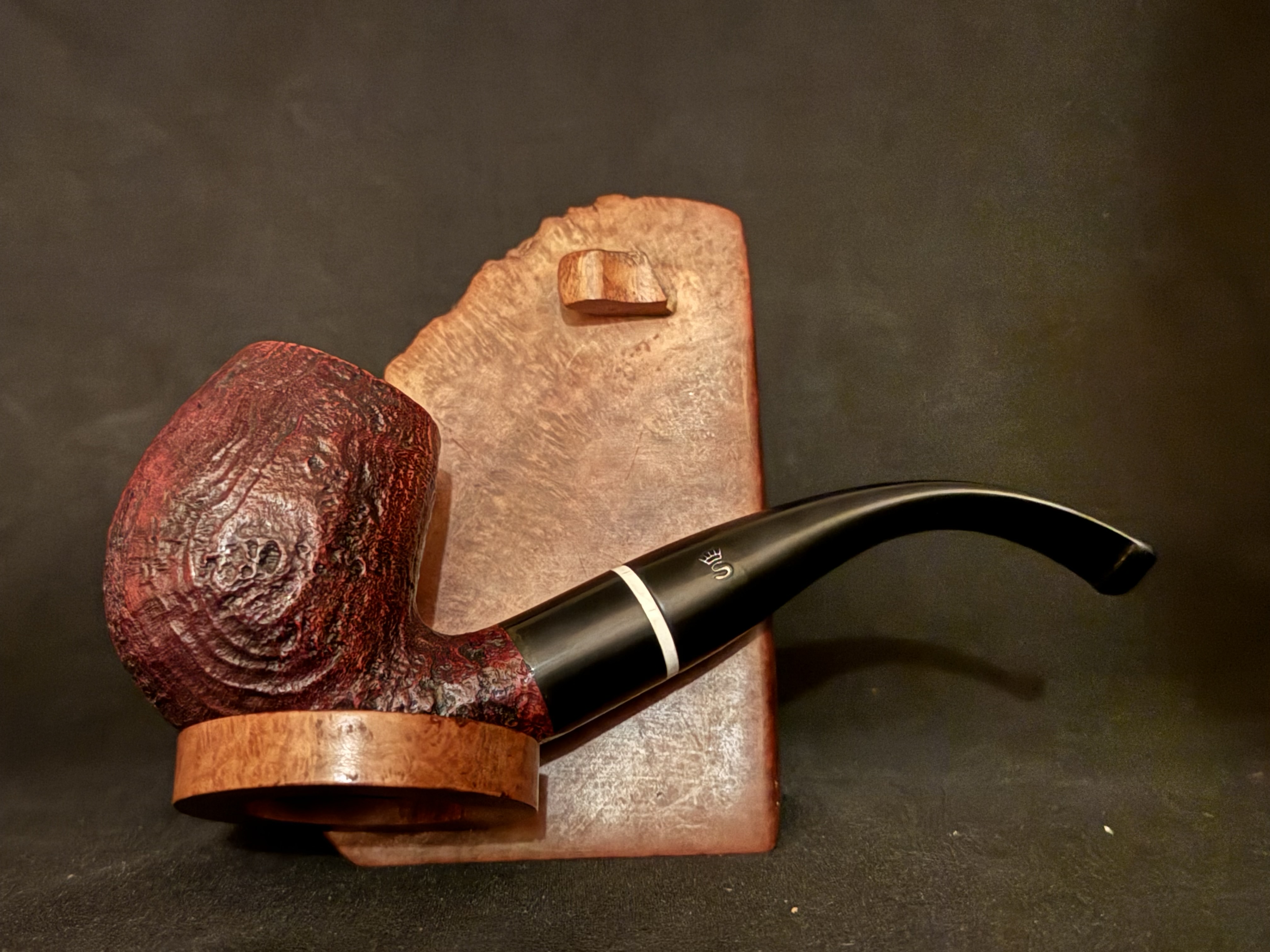 Stanwell Rouge 160 Sandblasted Bent Billiard Pipe, Made in Denmark, Tapered Vulcanite Fishtail Stem, White Acrylic Band, 9mm Filter 3