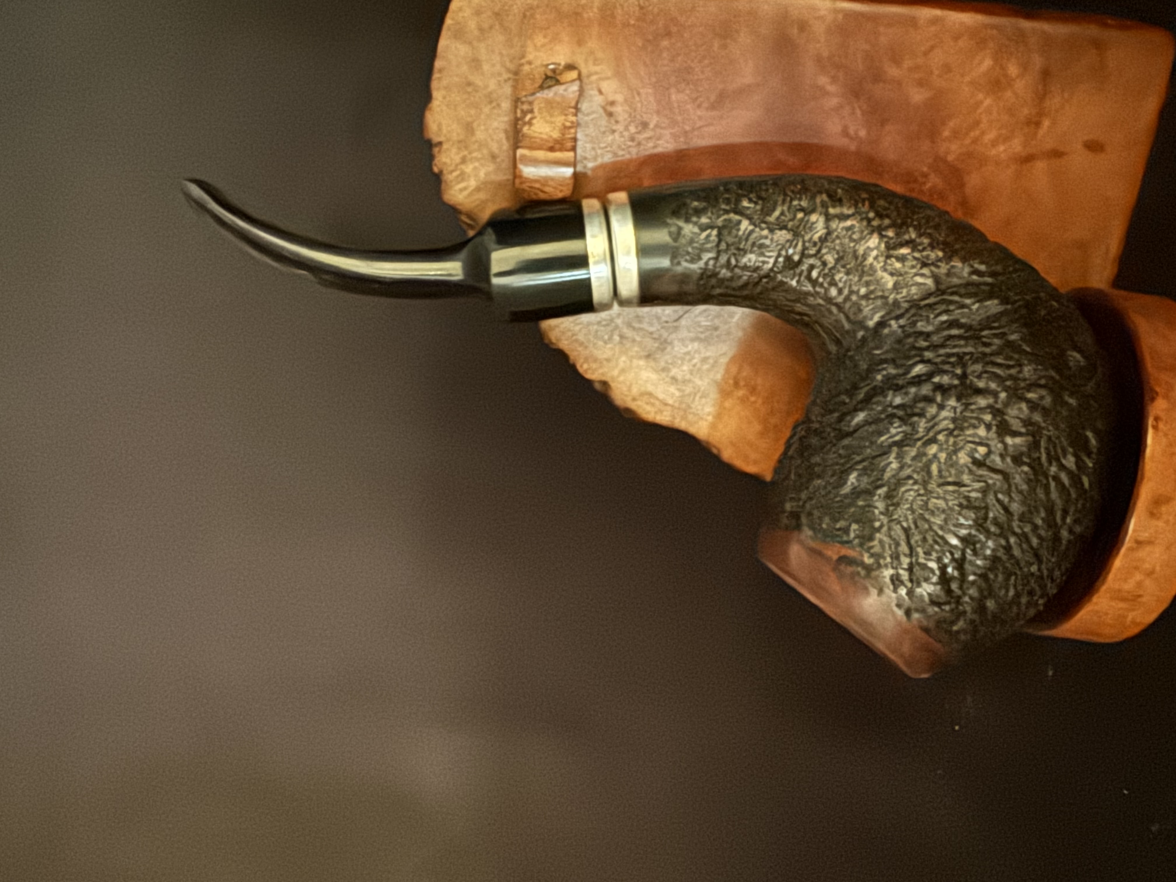 Vauen 4773 Sandblast Bent Apple Pipe, Double Metal Band, 9mm Filter, Pre-Smoked