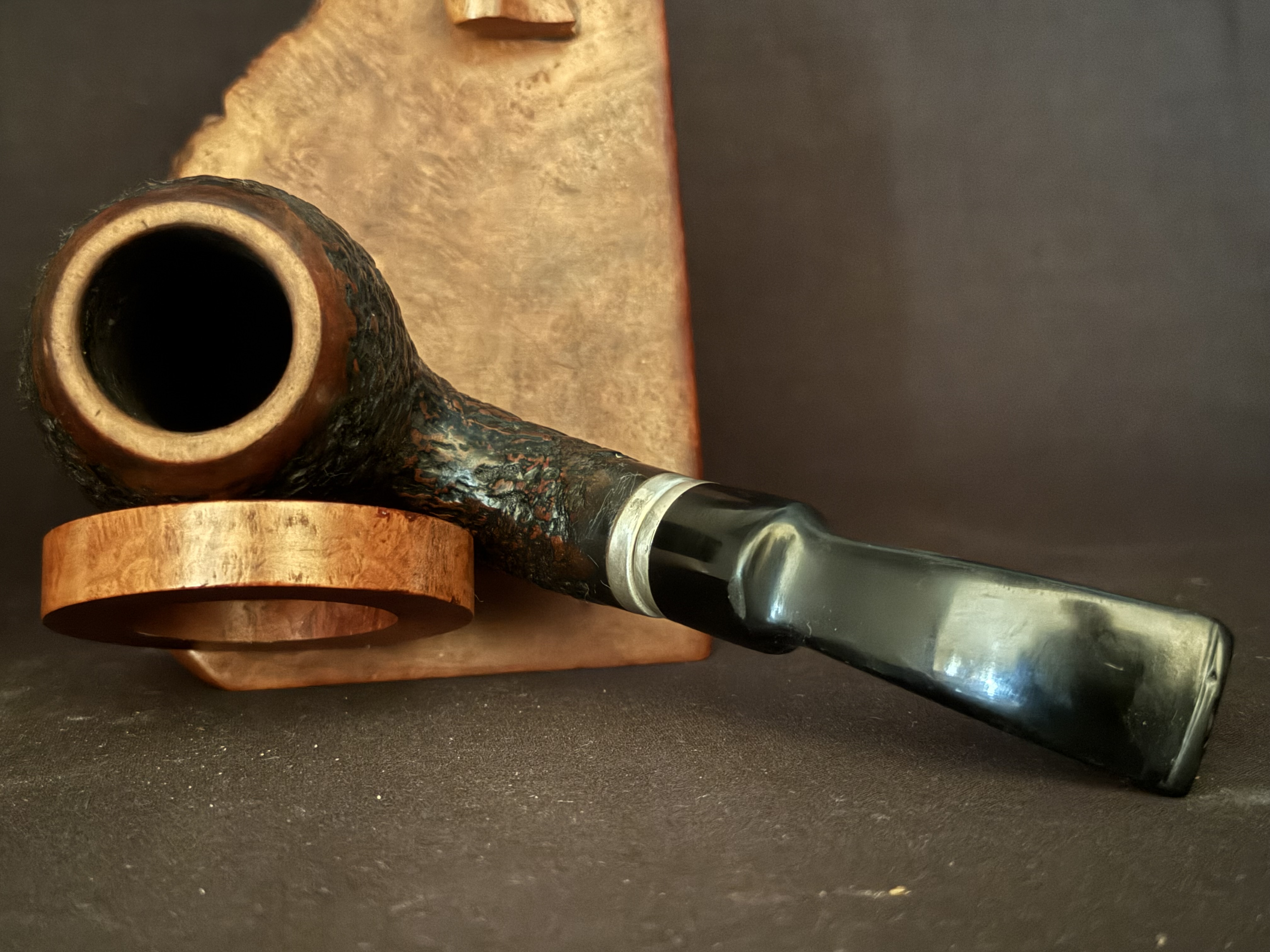 Vauen 4773 Sandblast Bent Apple Pipe, Double Metal Band, 9mm Filter, Pre-Smoked 5