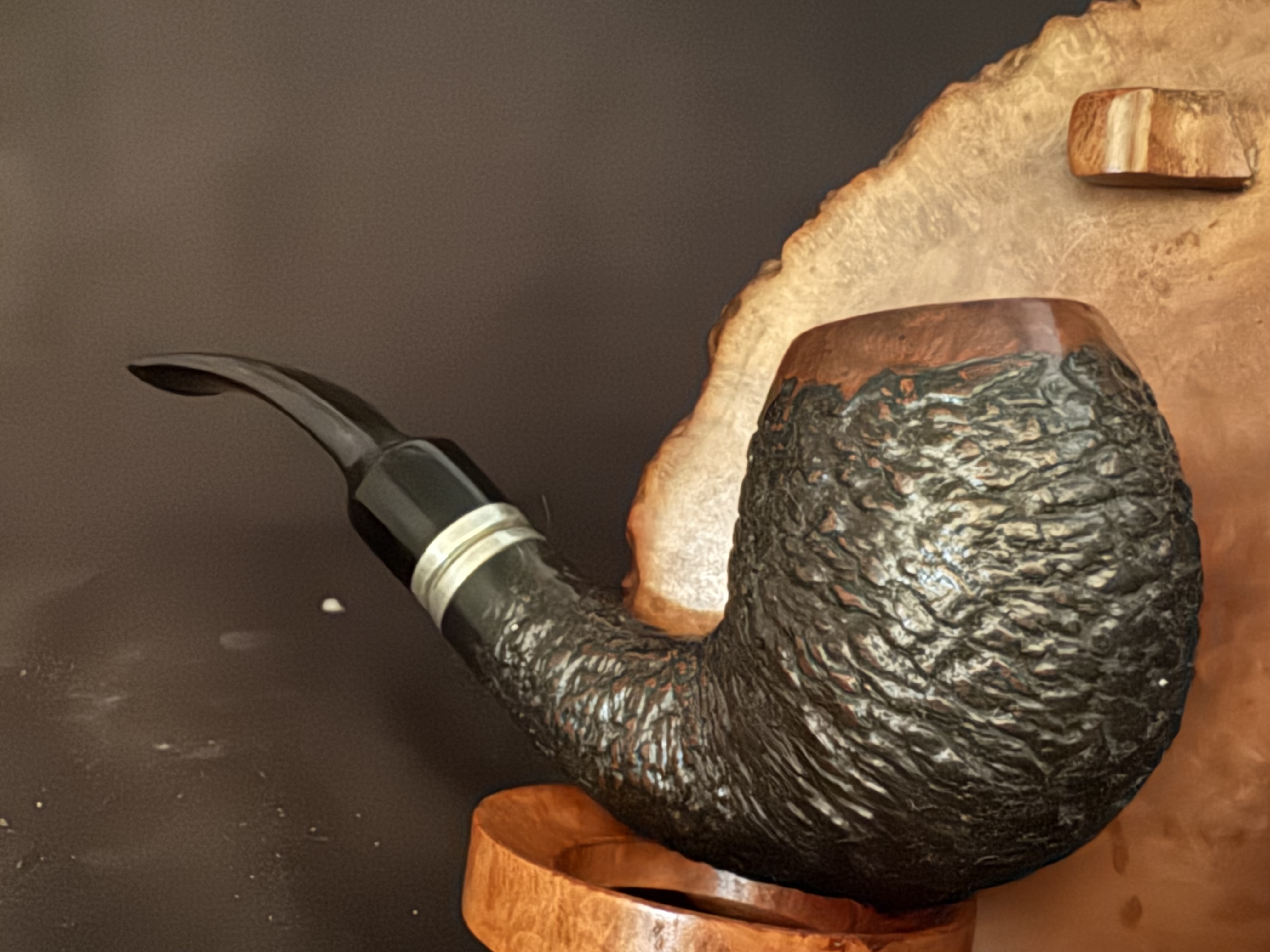 Vauen 4773 Sandblast Bent Apple Pipe, Double Metal Band, 9mm Filter, Pre-Smoked 7