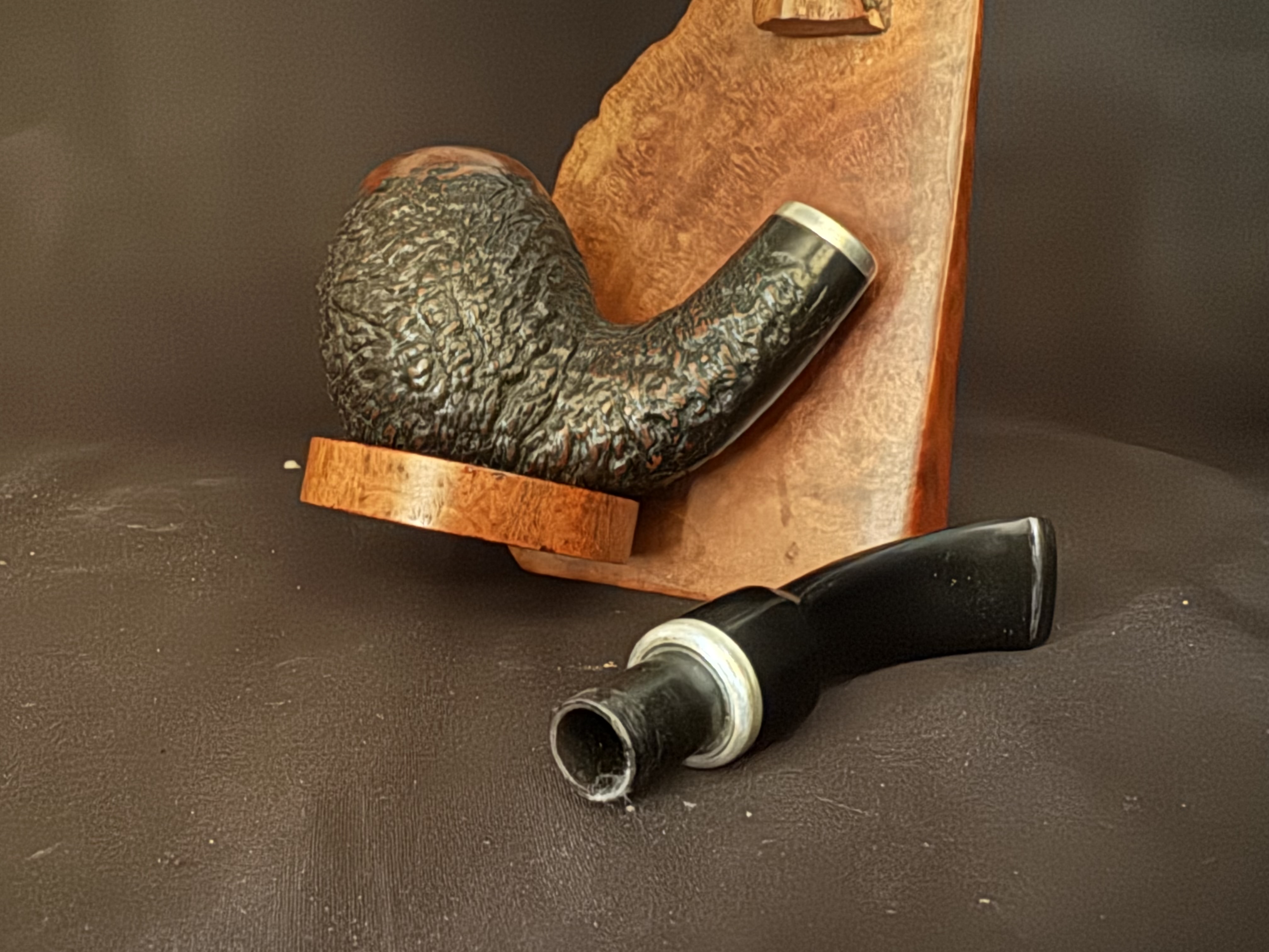 Vauen 4773 Sandblast Bent Apple Pipe, Double Metal Band, 9mm Filter, Pre-Smoked 9